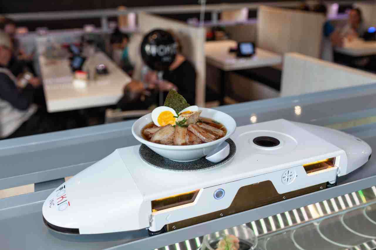 Tokio Inc, el restaurante japonés con un tren bala de mesero